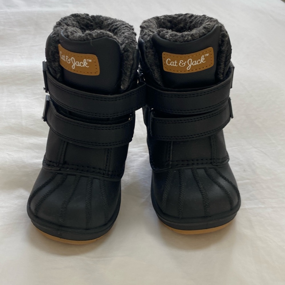 Cat & jack snow boots for toddler, size 6